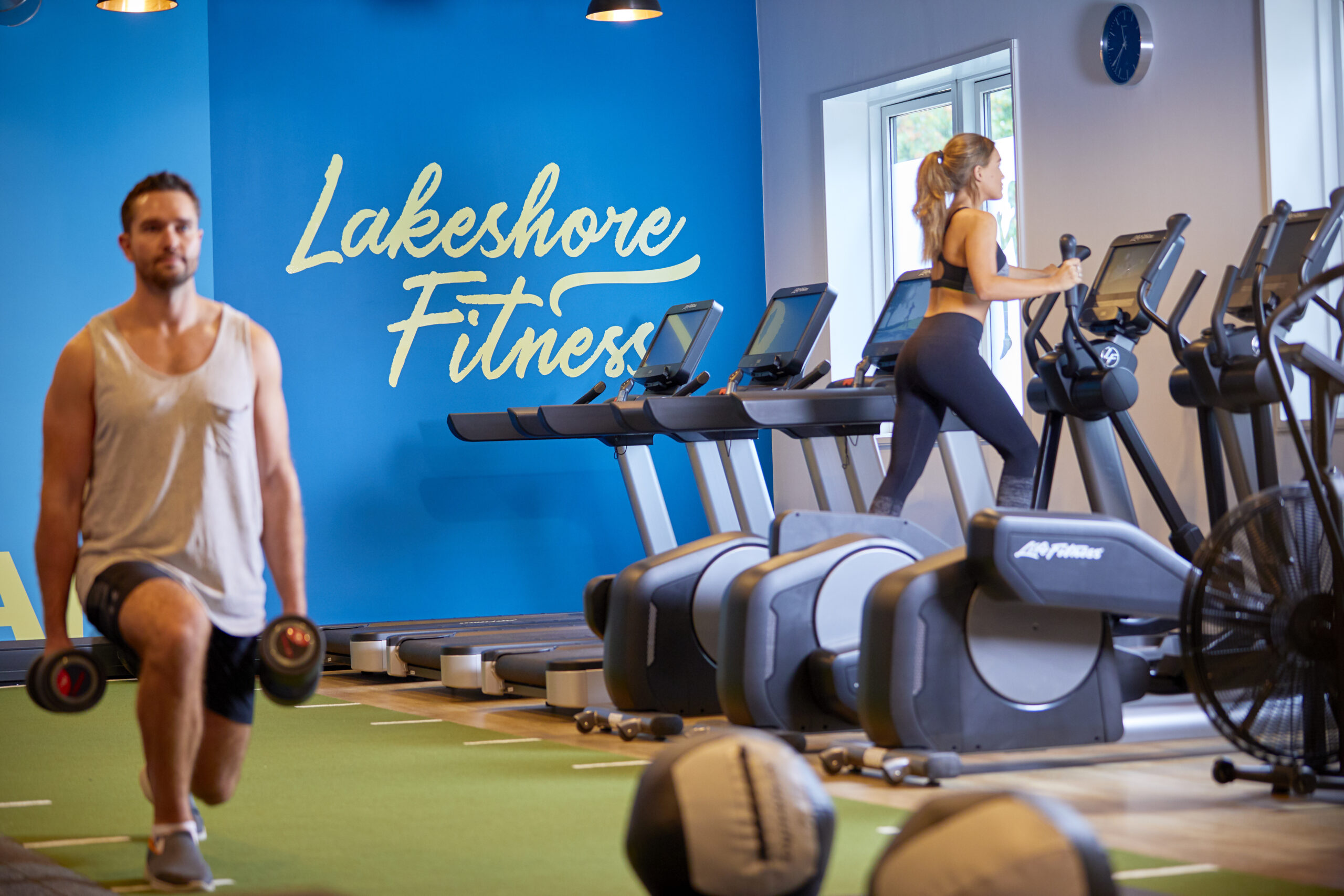 caldecotte-lake-residential-apartments-milton-keynes-caldecotte-community-life-gym-friends-workout