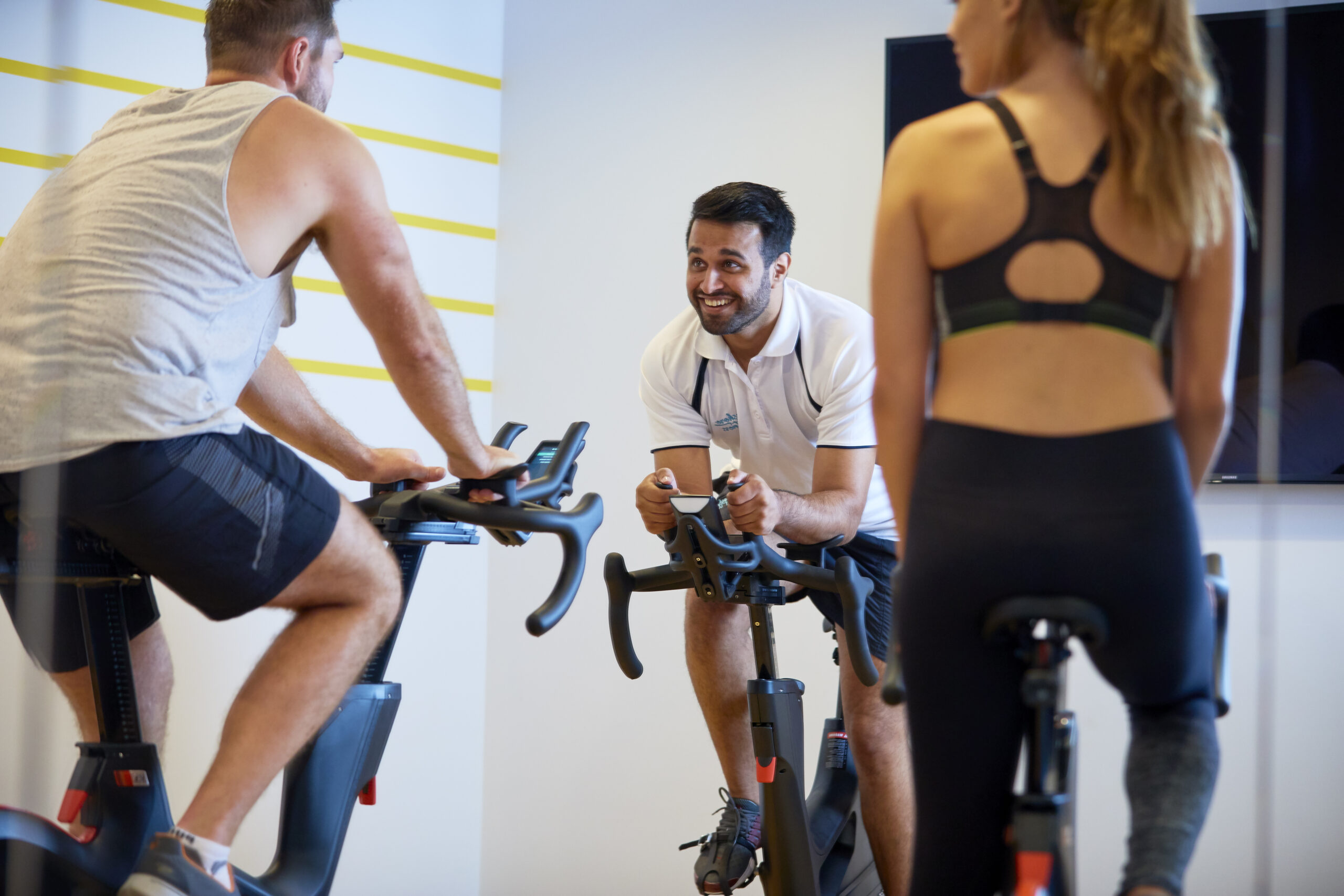 caldecotte-lake-residential-apartments-milton-keynes-caldecotte-community-life-gym-friends-workout