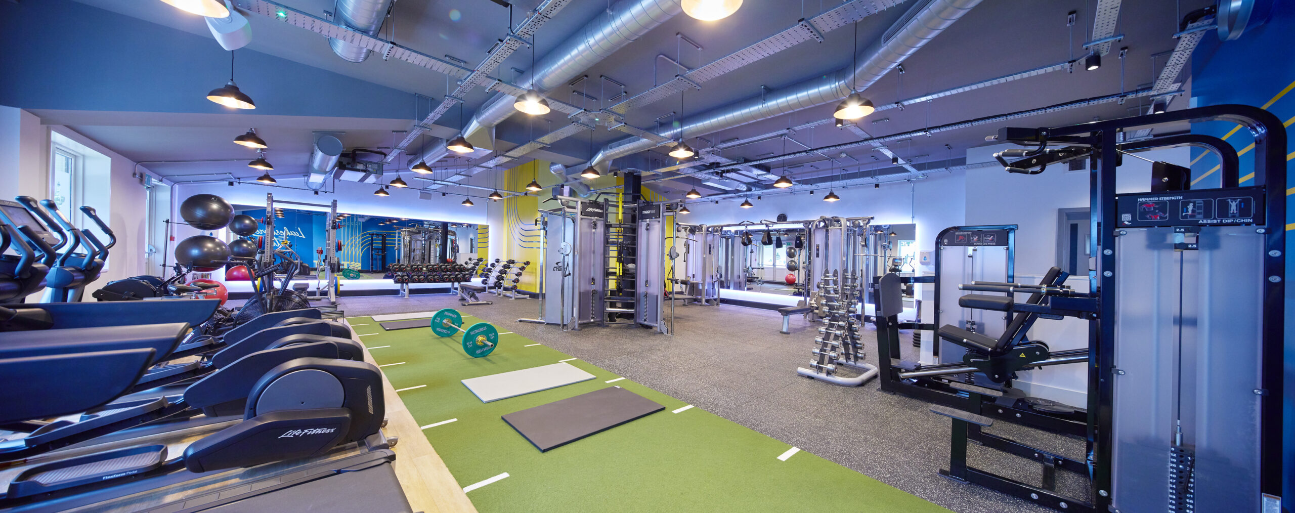 caldecotte-lake-residential-apartments-milton-keynes-caldecotte-community-life-gym-friends-workout
