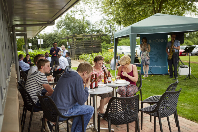 caldecotte-lake-residential-apartments-milton-keynes-caldecotte-community-life-restaurant-cafe-eattery-friends -outdoors