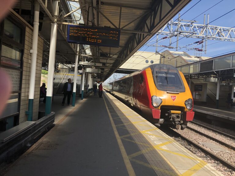 caldecotte-lake-residential-apartments-milton-milton-keynes-central-railway-station-public-transport