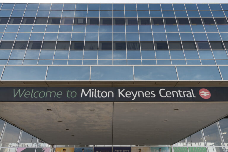 caldecotte-lake-residential-apartments-milton-milton-keynes-central-railway-station-public-transport