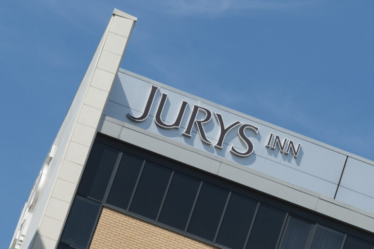 caldecotte-lake-residential-apartments-milton-milton-keynes-jurys-inn-be-at-one-bars-night-life