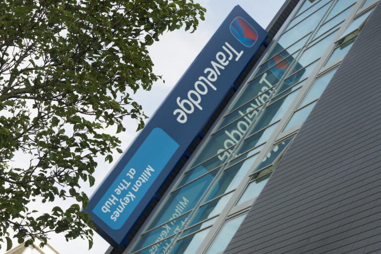 caldecotte-lake-residential-apartments-milton-keynes-hotel-travel-lodge