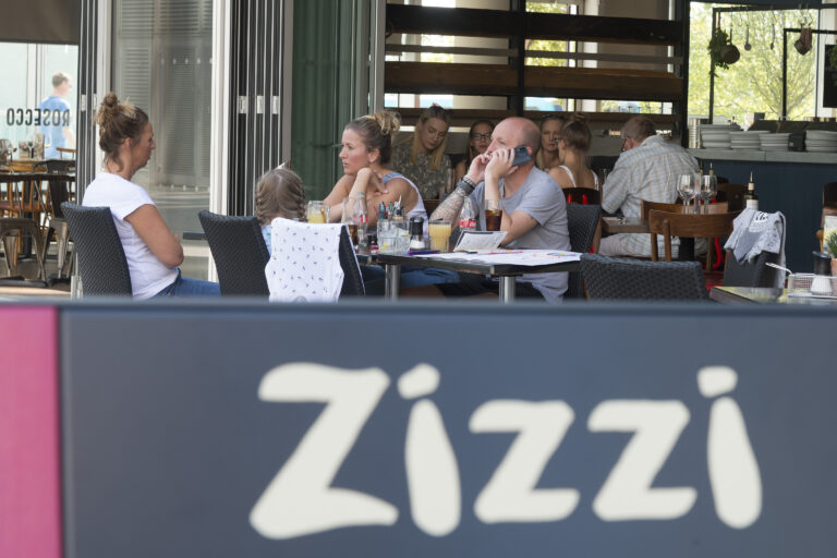 caldecotte-lake-residential-apartments-milton-keynes-shopping-centre-intu-milton-keynes-high-street-shopping-zizzi-ristarante-italian-eatteries-restaurants