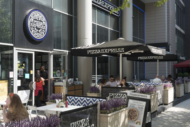 caldecotte-lake-residential-apartments-milton-keynes-shopping-centre-intu-milton-keynes-high-street-shopping-pizza-express-eatteries-restaurants