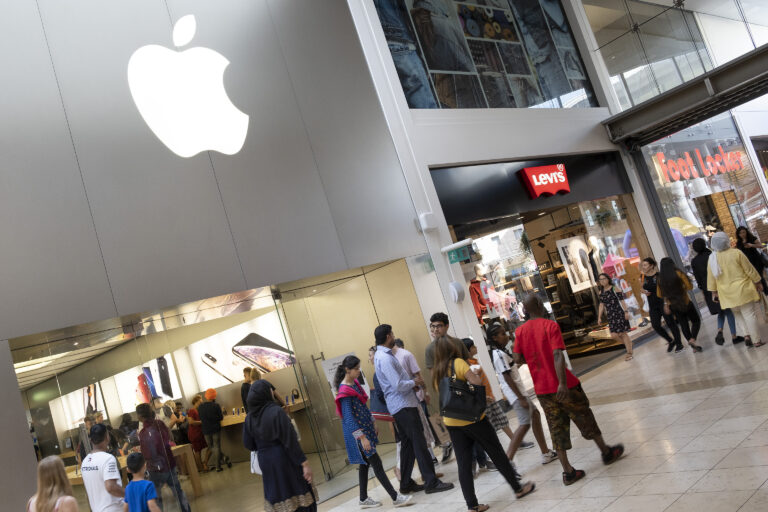 caldecotte-lake-residential-apartments-milton-keynes-shopping-centre-Xscape-milton-keynes-foor-locker-levis-apple-high-street-shopping-shopping-centre