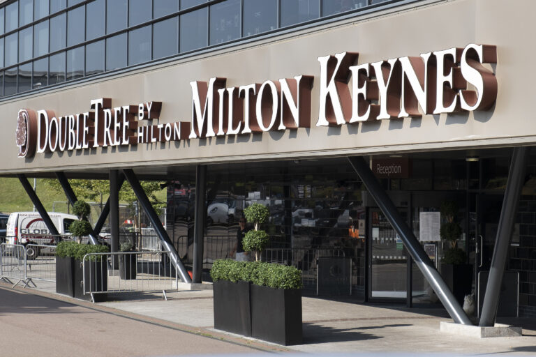 caldecotte-lake-residential-apartments-milton-milton-keynes-double-tree-by-hilton-hotel-bars-restaurants-hotels