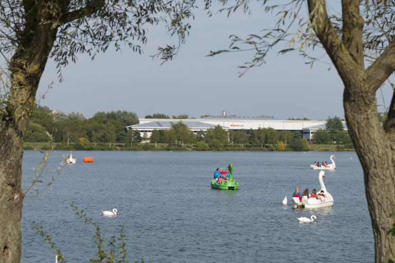 caldecotte-lake-residential-apartments-milton-milton-keynes-lake-water-sports-boating-nature