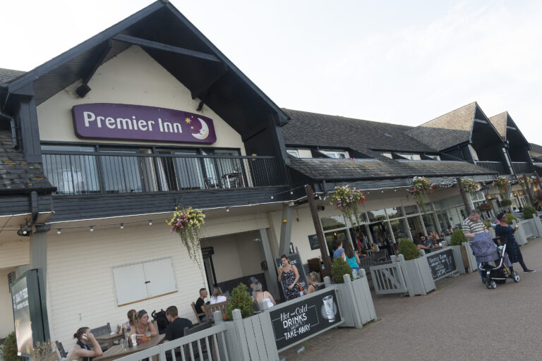 caldecotte-lake-residential-apartments-milton-milton-keynes-premier-inn-bars-restaurants-hotels