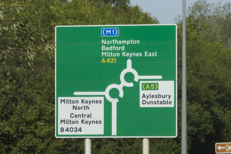 caldecotte-lake-residential-apartments-milton-milton-keynes-roundabout-transport-a421
