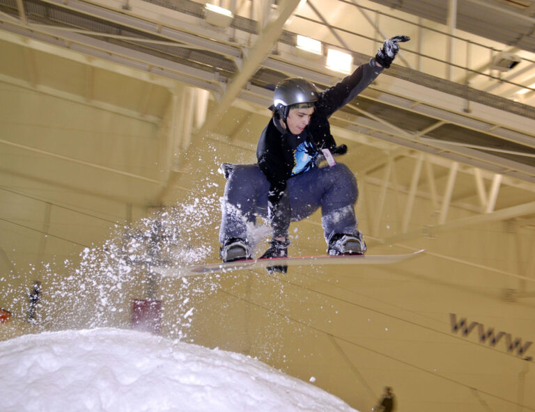 caldecotte-lake-residential-apartments-milton-keynes-snow-slop-snozone-centre --Xscape-milton-keynes